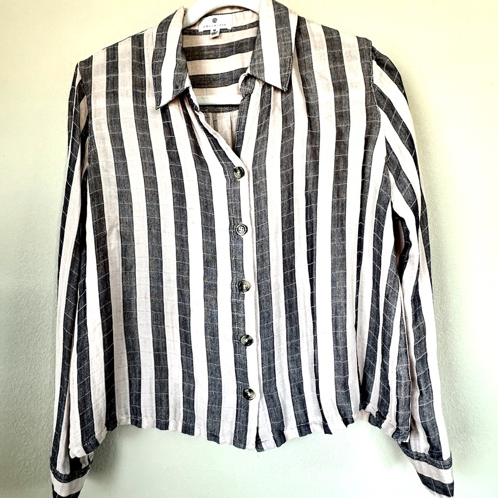 Size Medium Lightweight Button Up